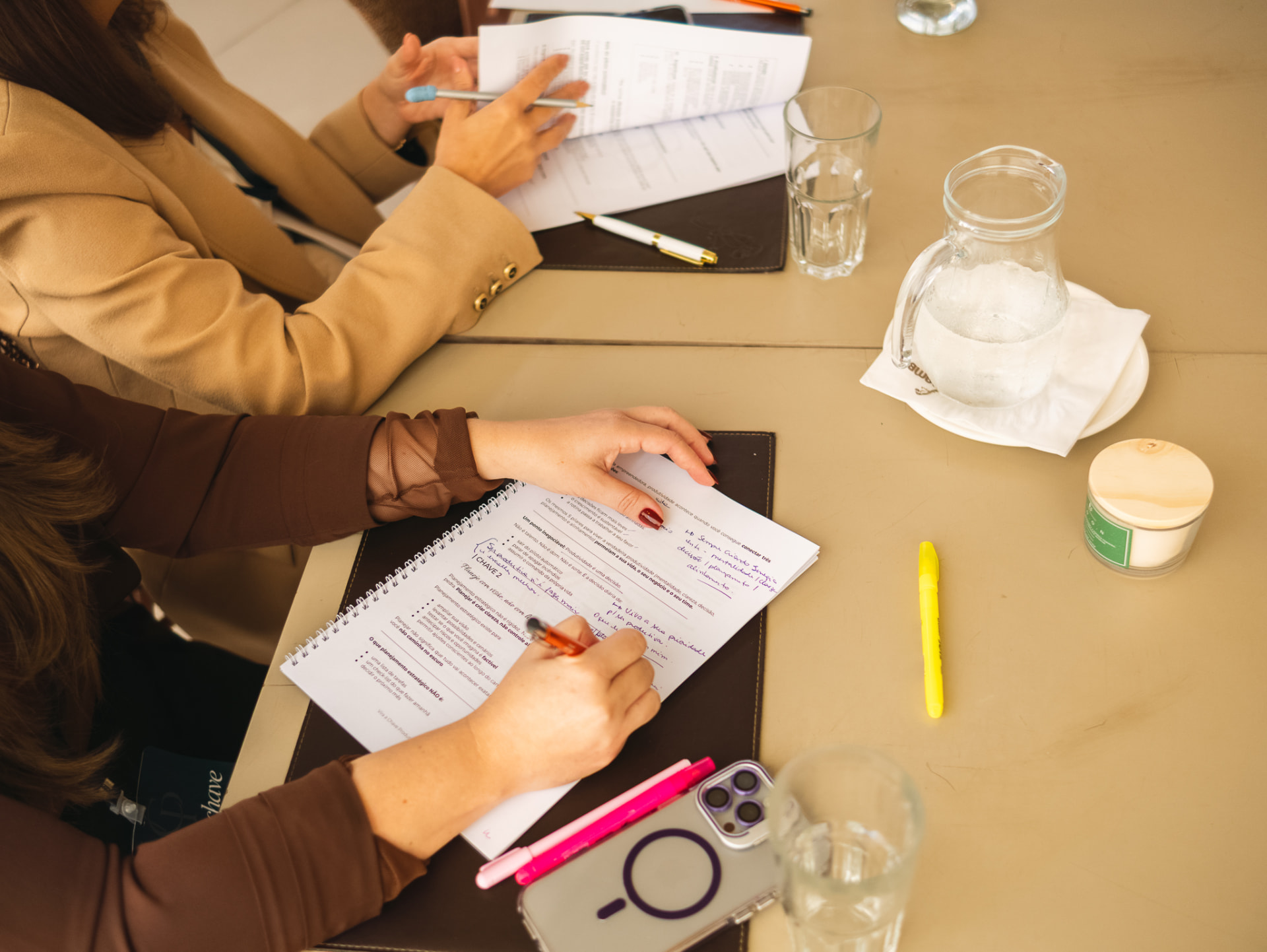 Caderno de exercícios durante atividade
