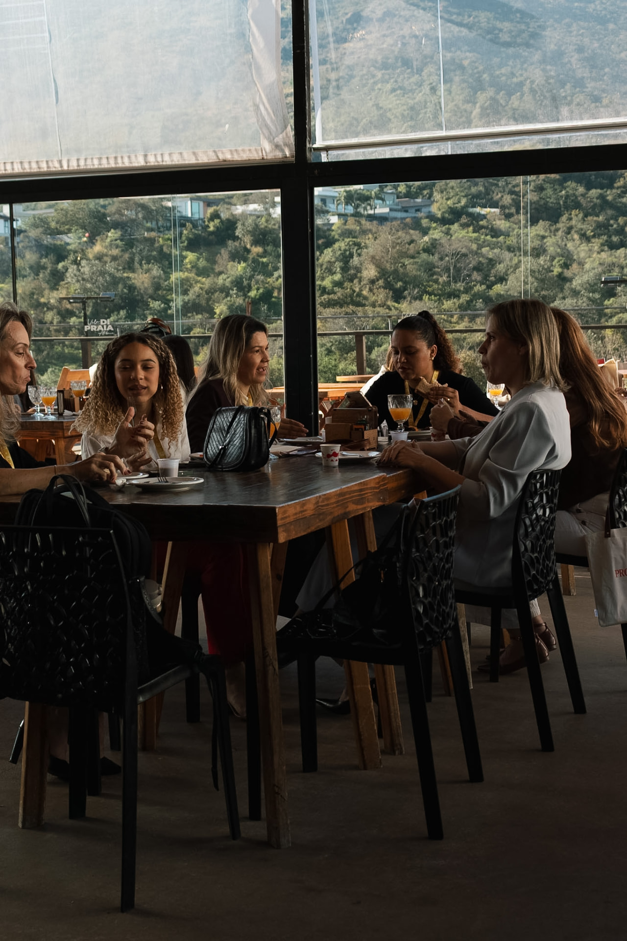Mulheres reunidas à mesa