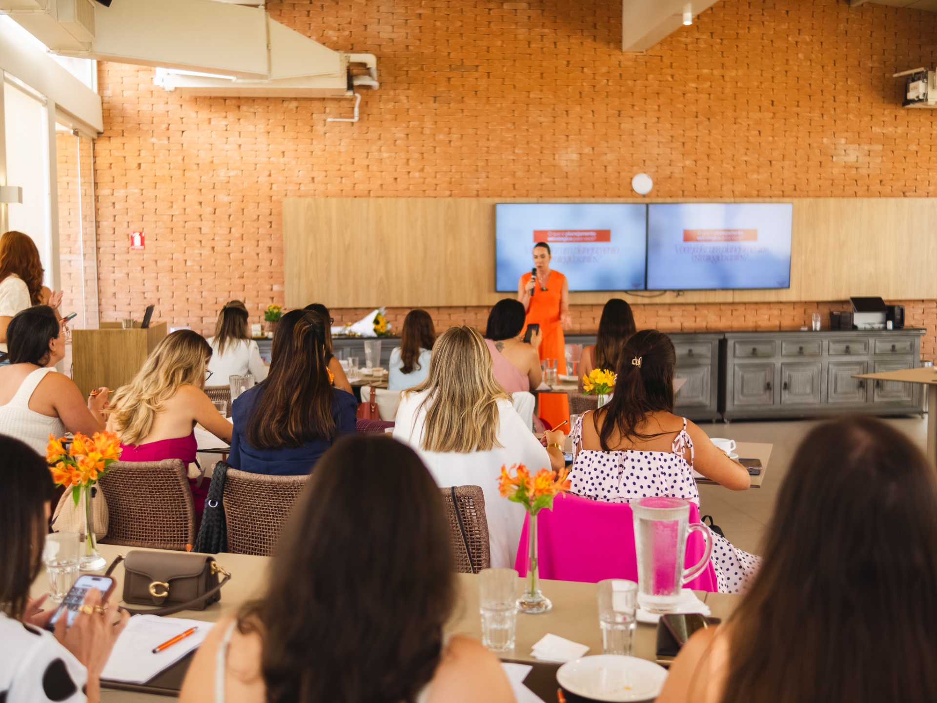 Conteúdo sendo apresentado nas telas do evento